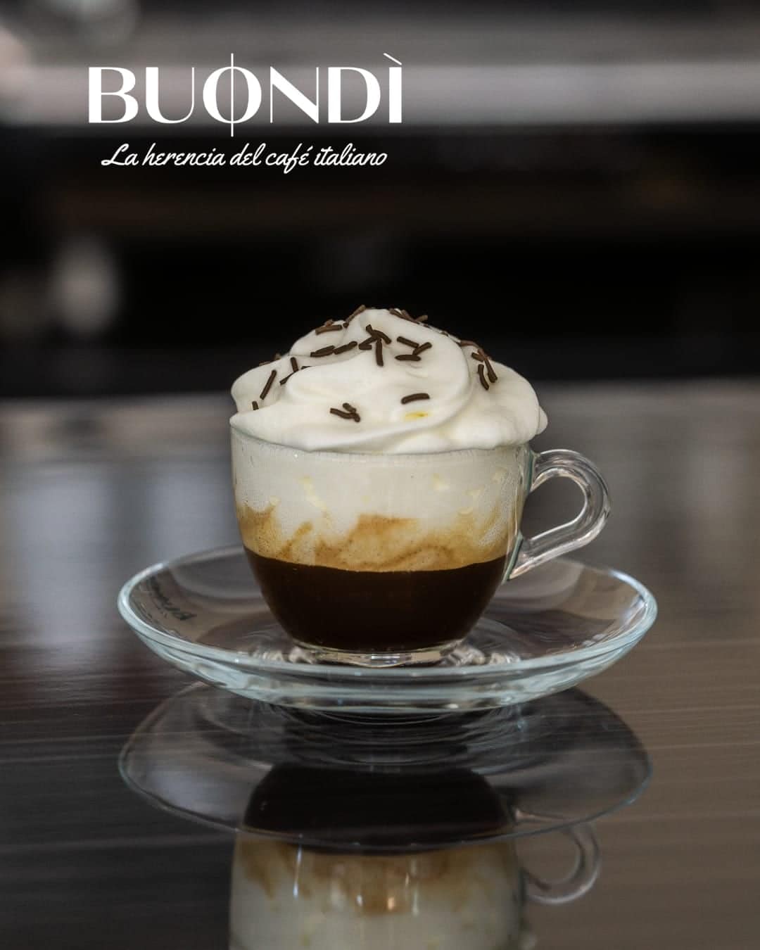 Espresso con panna y chispas de chocolate
