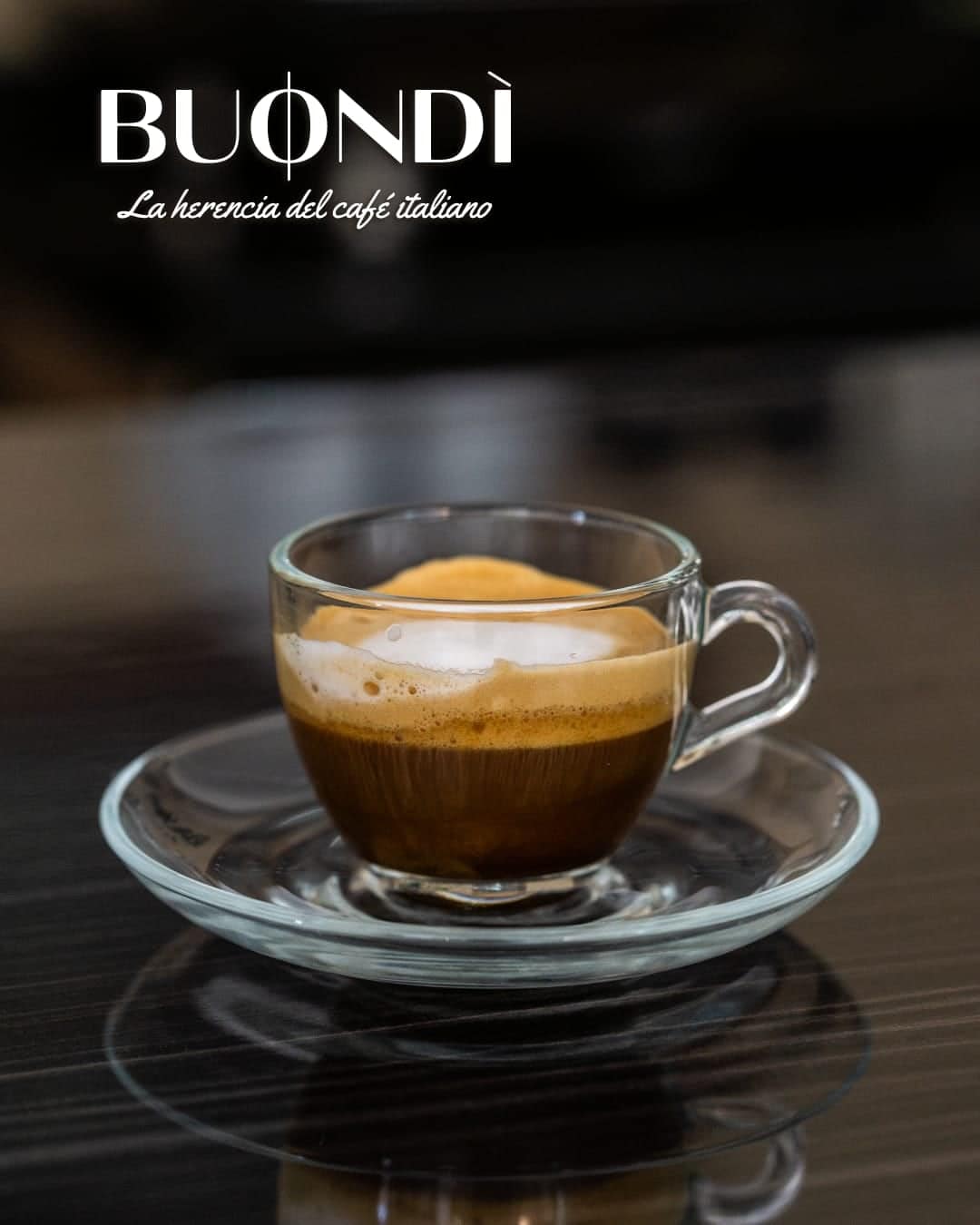Espresso cortado en taza de cristal