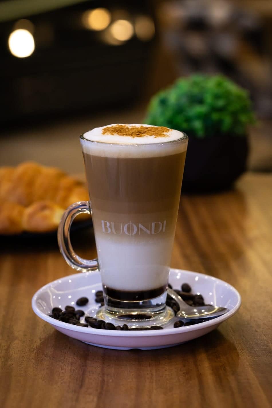 Caffè latte con croissant