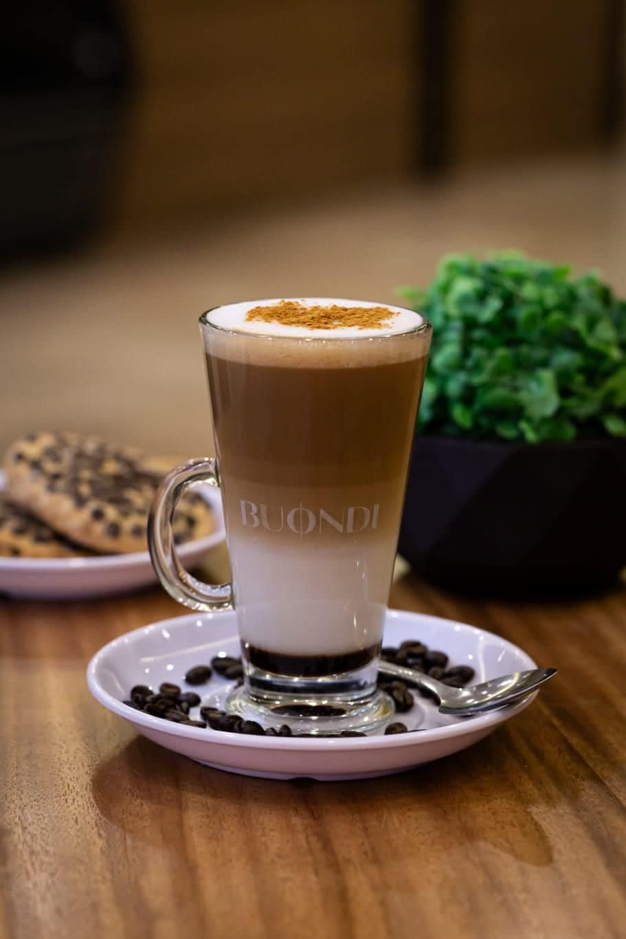 Caffè latte acompañado de galletas con chispas de chocolate