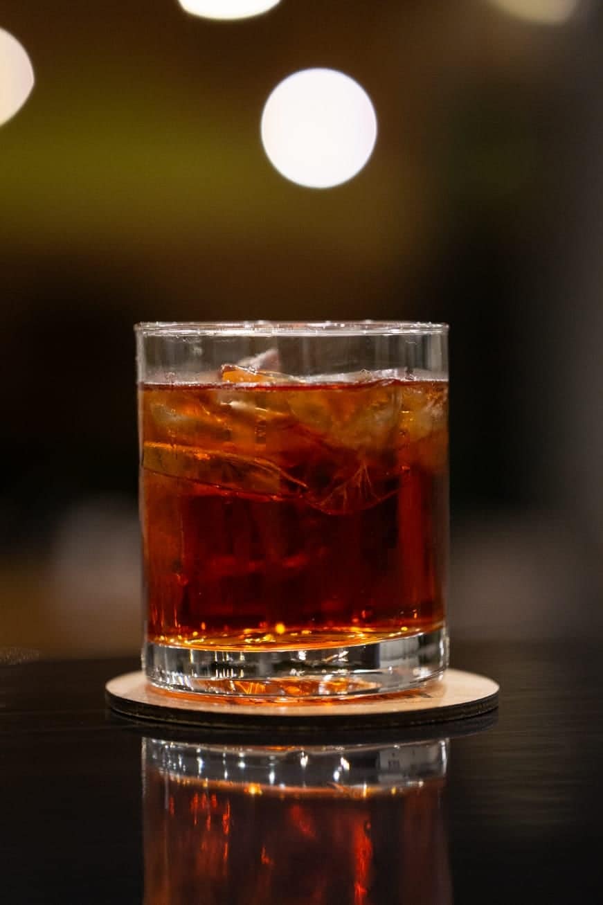 Negroni servido en vaso bajo sobre la barra