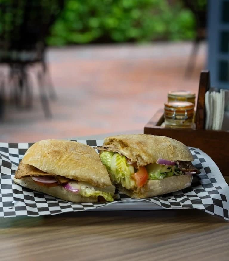 Panino en pan ciabatta servido en la terraza