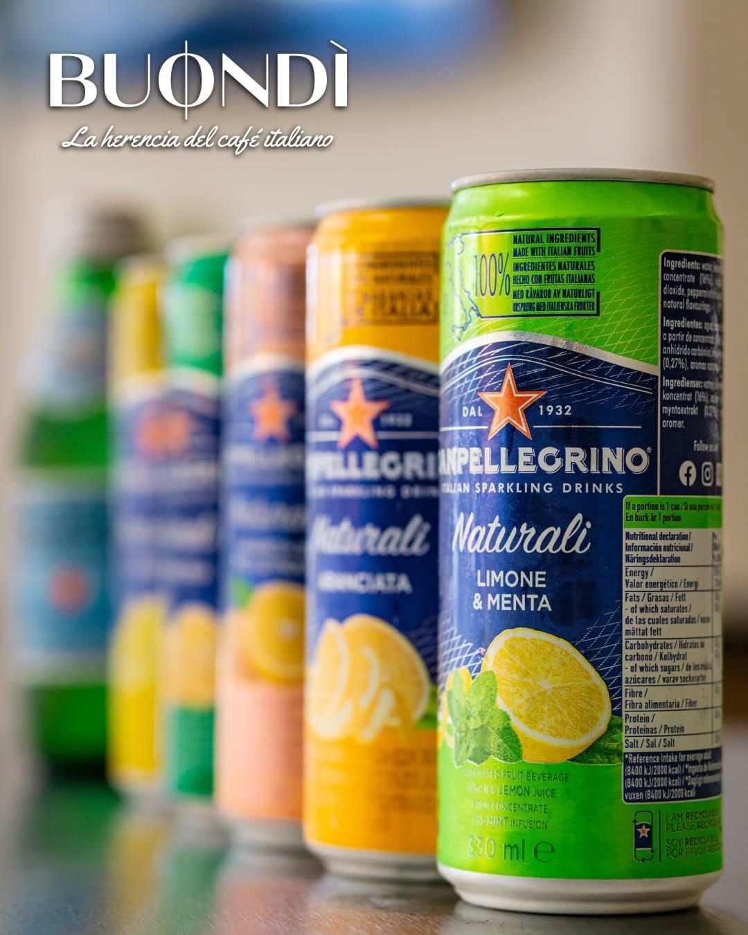 Latas San Pellegrino Naturali en la barra